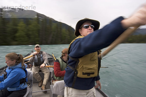 Paar Spinfishing von Drift Boot auf Kenai River Kenai-Halbinsel in Alaska Sommer verschwommen Aktion