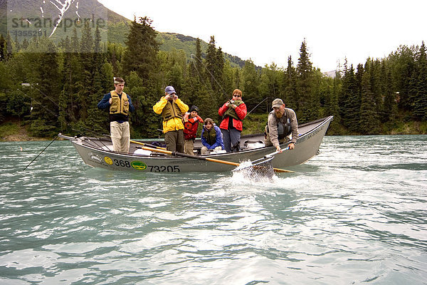 Frau kämpft Forelle auf Kenai River von Drift Boot Kenai-Halbinsel in Alaska Sommer