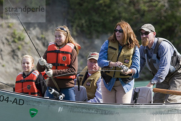 Familie Spinfishing am Kenai River von Drift Boot Kenai-Halbinsel in Alaska Sommer