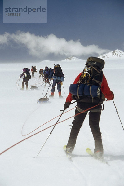 Bergsteiger auf Skiern in eine Überquerung Crean Gletscher Südgeorgien ist Antarctic Blizzardes