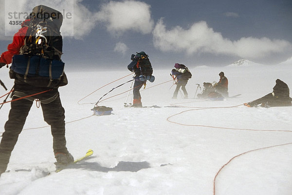 Bergsteiger auf Skiern in eine Überquerung Crean Gletscher Südgeorgien ist Antarctic Blizzardes