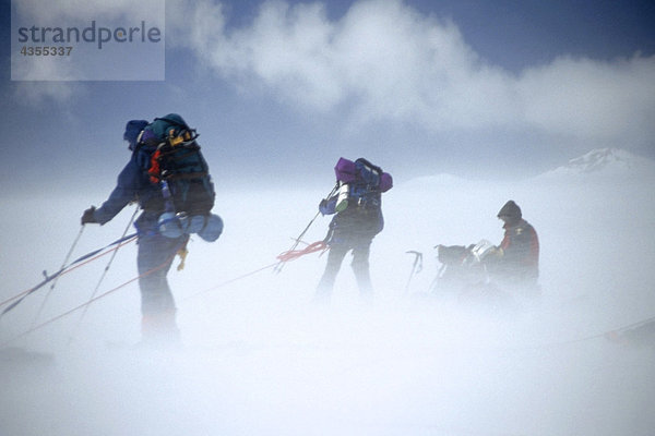 Bergsteiger in eine Überquerung Crean Gletscher Südgeorgien ist Antarctic Blizzardes