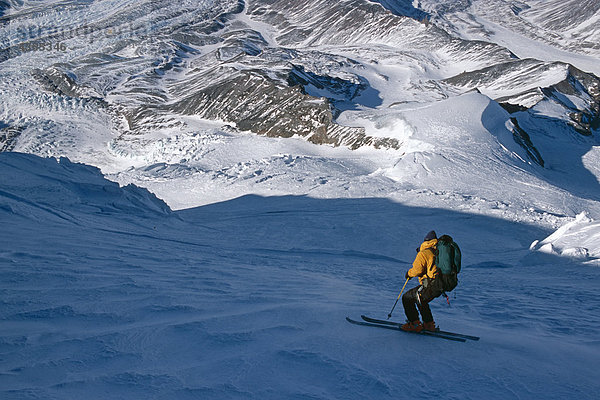 Bergsteiger Klettern Mt.Drum in Vorbereitung zu down Wrangell-St.Elias National Park South Central Alaska Winter Extreme ski