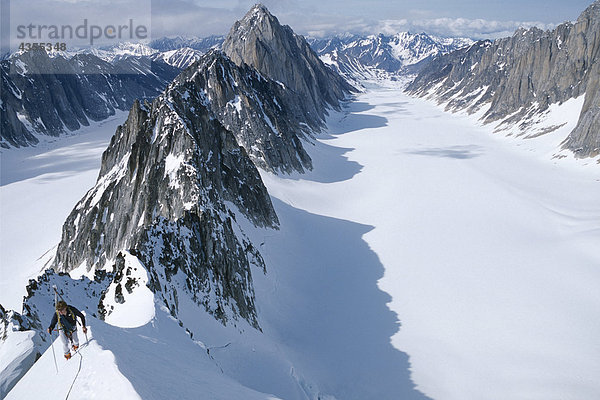Bergsteiger Klettern auf schmalen Grat in Kichatna CT Denali National Park Inland Alaska Winter