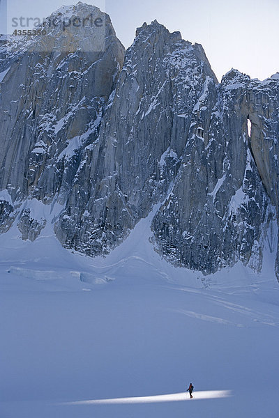 Bergsteiger Pausen in Sunspot am Gletscher Landschaft  Kichatna CT  Denali National Park  AK anzeigen.