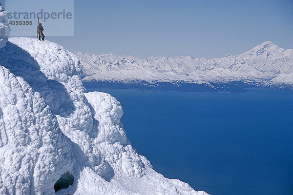 Bergsteiger auf Ridge anzeigen riesige Landschaft von St. Augustine über Cook Inlet in Alaska