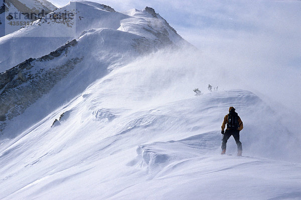 Zurück Langläuferin Klettern Ridge im Blizzard Bedingungen Chugach CT SC Alaska Winter