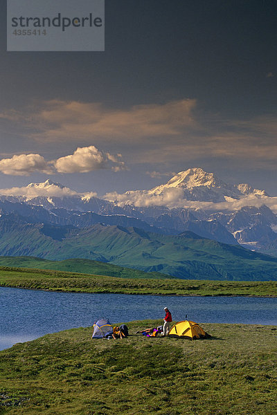 Wanderer @ Camp in der Nähe von Tundra Teich Denali SP SC AK Sommer/nw/Mt McKinley Hintergrund