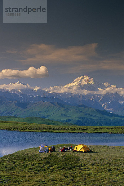 Wanderer @ Camp in der Nähe von Tundra Teich Denali SP SC AK Sommer/nw/Mt McKinley Hintergrund