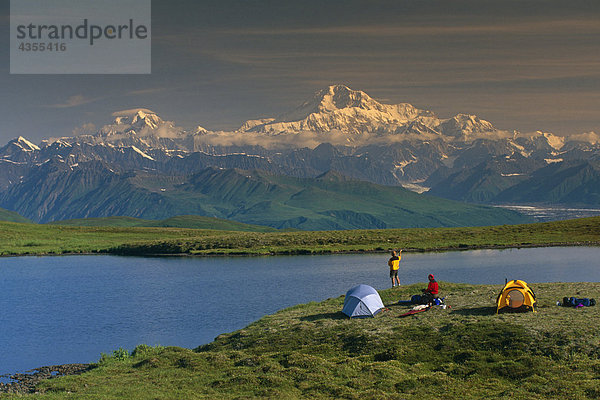 Wanderer @ Camp in der Nähe von Tundra Teich Denali SP SC AK Sommer/nw/Mt McKinley Hintergrund