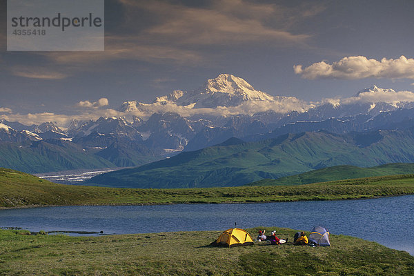 Wanderer @ Camp in der Nähe von Tundra Teich Denali SP SC AK Sommer/nw/Mt McKinley Hintergrund