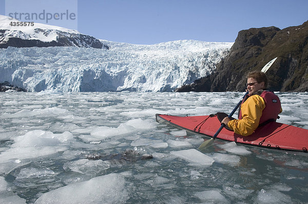 Mann Eis Kajak Fjord Kenai-Fjords-Nationalpark Eisscholle