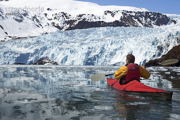 Mann Eis Kajak Fjord Kenai-Fjords-Nationalpark Eisscholle