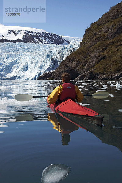 Mann Eis Kajak Fjord Kenai-Fjords-Nationalpark Eisscholle
