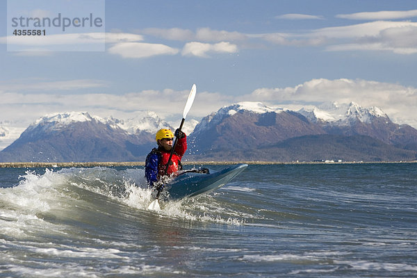 nahe Mann Herbst Kajak Kenai-Fjords-Nationalpark Bucht Halbinsel Wellenreiten surfen