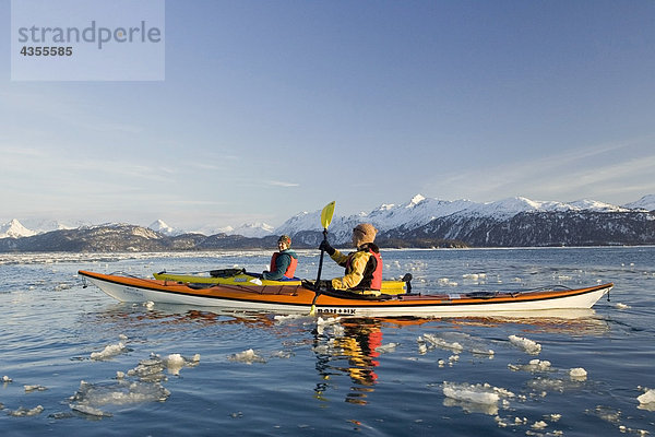 nahe Frau Winter Eis Kenai-Fjords-Nationalpark Eisscholle Kajakfahrer Bucht Halbinsel