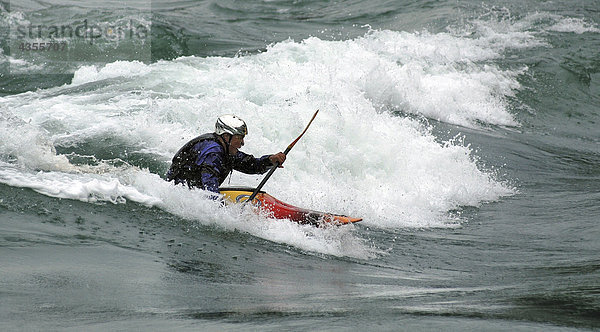 Mann Landschaftlich schön landschaftlich reizvoll Kajak Gezeiten Süden Grauen Langeweile Windsurfing surfen Wasserwelle Welle