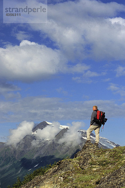 Wanderer auf Tundra Ansichten Szene Thompson Pass SC AK Sommer Chugach Mountains