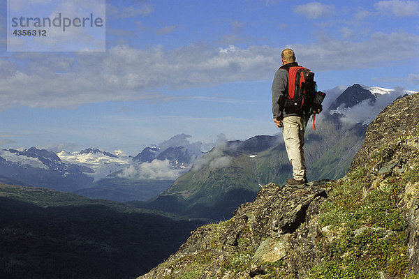 Wanderer auf Tundra Ansichten Szene Thompson Pass SC AK Sommer Chugach Mountains