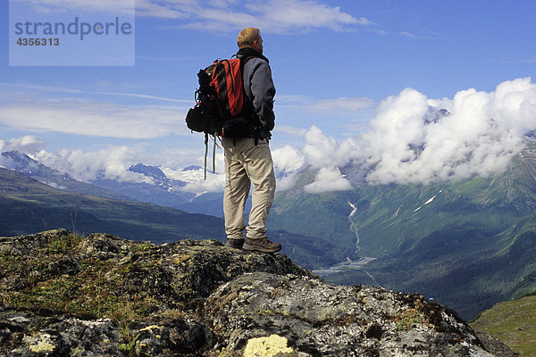 Wanderer auf Tundra Ansichten Szene Thompson Pass SC AK Sommer Chugach Mountains