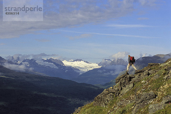 Wanderer auf Tundra Ansichten Szene Thompson Pass SC AK Sommer Chugach Mountains