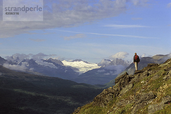 Wanderer auf Tundra Ansichten Szene Thompson Pass SC AK Sommer Chugach Mountains