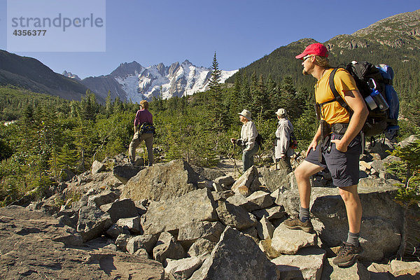 Wanderer die Erholung während auf der White Pass Trail Heli-Wanderung-Wanderung im Tongass National Forest in der Nähe von Skagway  Alaska