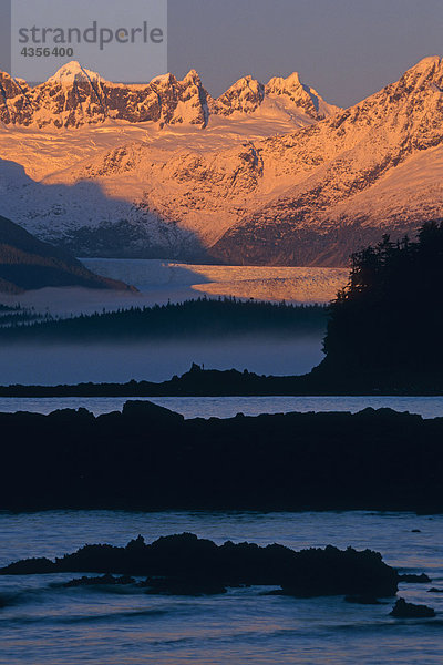 Wanderer stehend auf Felsen Silhouetted gegen Mendenhall-Gletscher @ Sunrise Juneau Alaska Southeast