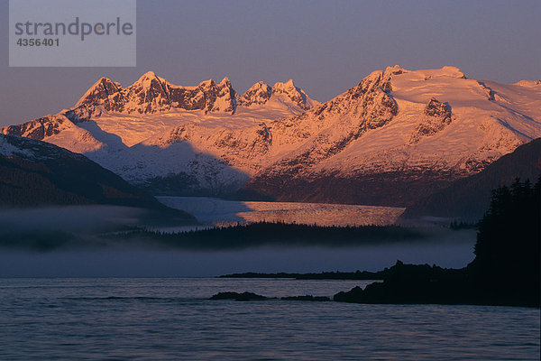 Wanderer stehend auf Felsen Silhouetted gegen Mendenhall-Gletscher @ Sunrise Juneau Alaska Southeast