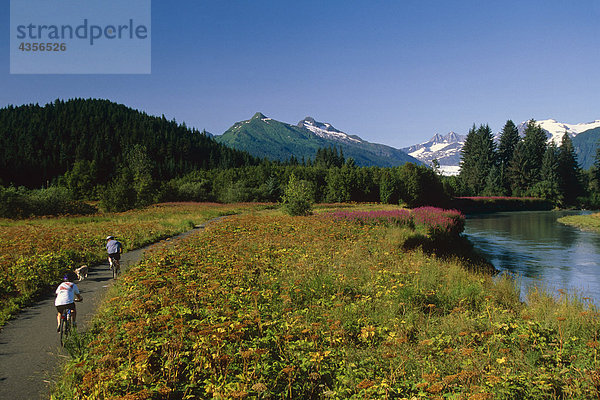 Menschen Biking neben Mendenhall River Juneau Southeast Alaska Sommer landschaftlich