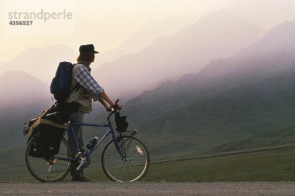 Biker Denali Natl Park Road Forest fire Rauch Int AK Sommer portrait