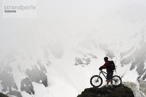 Männlich Radfahrer @ oben auf der Mt Marathon Kenai CT KP AK Sommer Extreme Mtn Biken