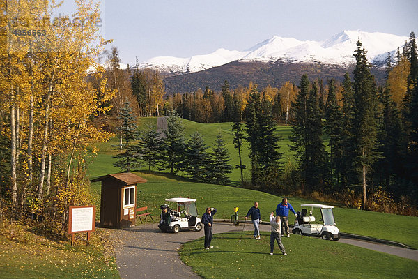 Golfer abschlagen @ O' Malley Golfplatz SC AK Herbst Chugach CT