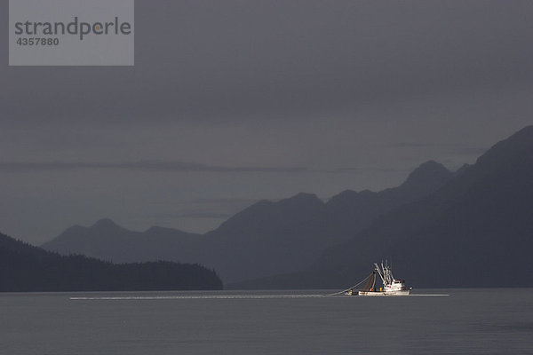 Kommerzielle Lachs Seiner mit net Out gegen Gewitterhimmel Port Valdez Prince William Sound Alaska Herbst