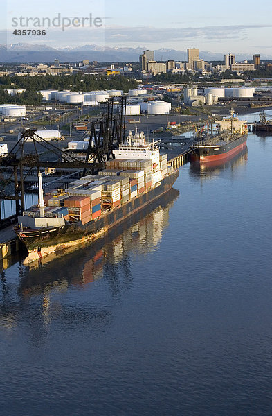 Luftbild des Container-Schiff im Hafen von Anchorage  Alaska  w/City Skyline. Chugach Mountains. Sommer.