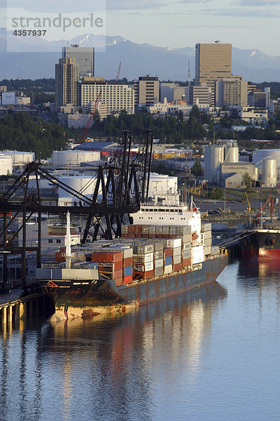 Luftbild des Container-Schiff im Hafen von Anchorage  Alaska  w/City Skyline. Chugach Mountains. Sommer.