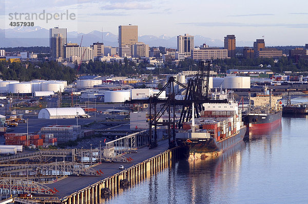 Luftbild des Container-Schiff im Hafen von Anchorage  Alaska  w/City Skyline. Chugach Mountains. Sommer.