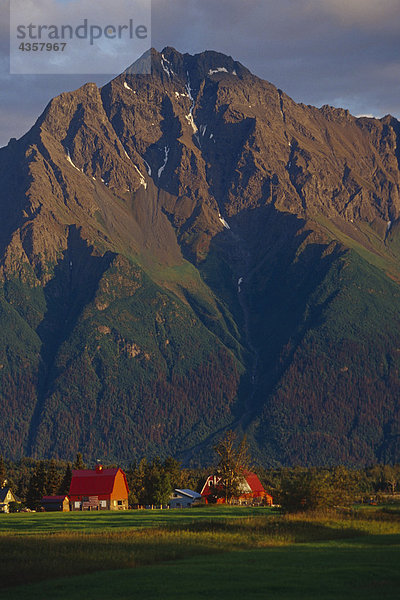 Scheune w / uns Flag unter Pionier Peak Chugach Mountains Mat-Su Valley South Central Alaska Sommer