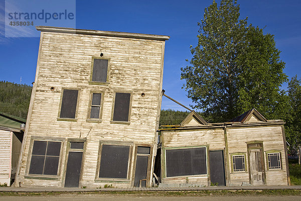 Historische Gebäude in Dawson City Canada einstürzenden aufgrund Schmelzen Permafrost Sommer