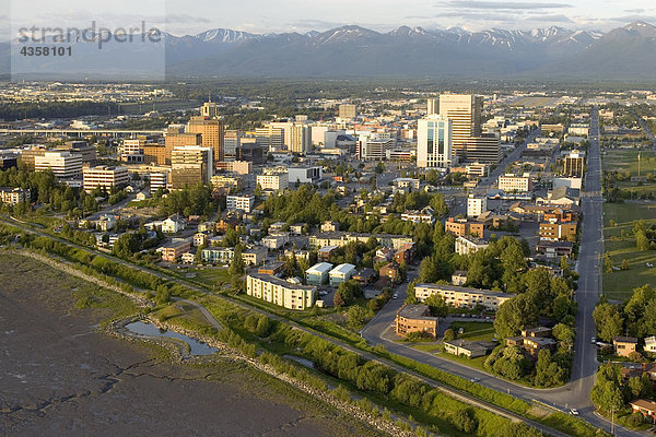 Luftbild von Downtown Anchorage aus Pt.Woronzof Bereich. Alaska Sommerabend