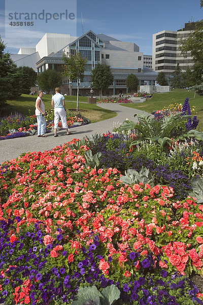 Menschen @ Anchorage Center für Darstellende Kunst SC AK Sommer w/Blumenbeeten