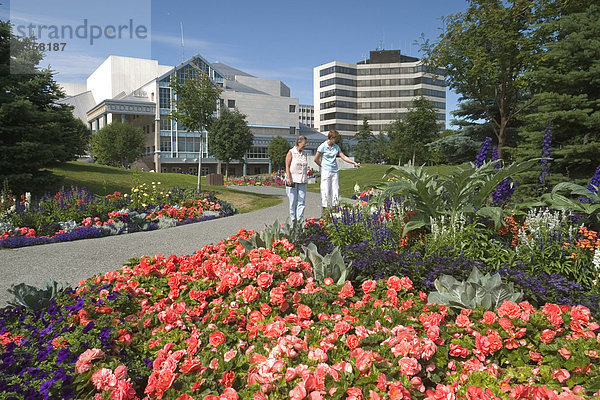 Menschen @ Anchorage Center für Darstellende Kunst SC AK Sommer w/Blumenbeeten