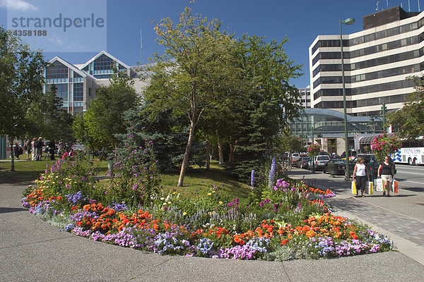 Menschen @ Anchorage Center für Darstellende Kunst SC AK Sommer w/Blumenbeeten