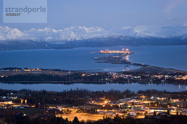 Homer Spit beleuchtet w/Kenai Mountains Alaska Winter