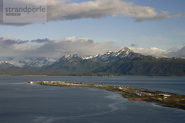 Luftbild von Homer Spit auf Kachemak Bay Kenai Mountains Kenai-Halbinsel in Alaska Sommer
