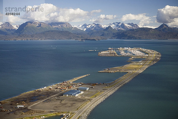 Luftbild von Homer Bootshafen am Homer Spit Kachemak Bay Kenai Mountains Kenai-Halbinsel in Alaska Sommer
