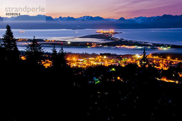 Am frühen Morgen Blick auf die Homer Spit wie die Nacht weicht der Morgendämmerung über den Kenai Mountains und die Kachemak Bay auf der Kenai-Halbinsel in South Central Alaska