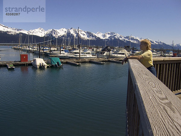 Weibliche Besucher auf Boardwalk Seward Bootshafen Kenai-Halbinsel in Alaska Sommer anzeigen