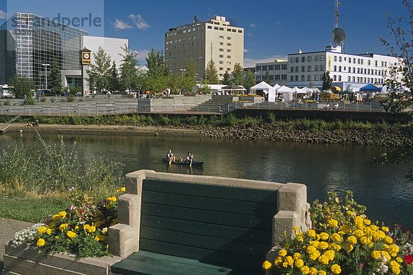 Menschen Kanufahrt auf Chena River Downtown Fairbanks AK im Sommer