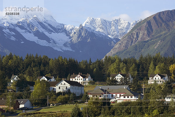 Fort Seward in Haines gegen Chilkat Range SE AK Herbst Tongass NF historischen